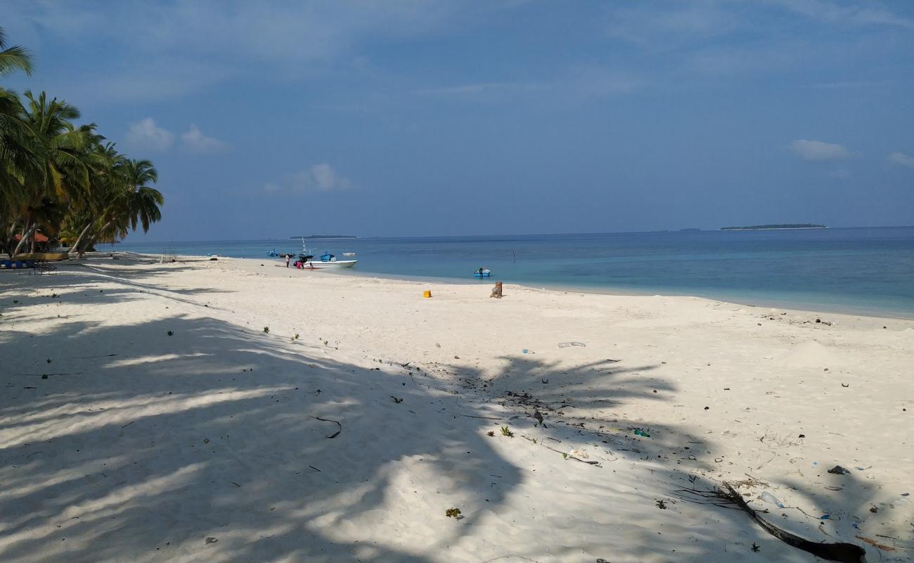 Фото Meedhoo Island Beach с светлый песок поверхностью