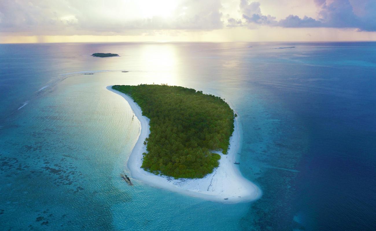 Фото Alila Kothaifaru с белый песок поверхностью