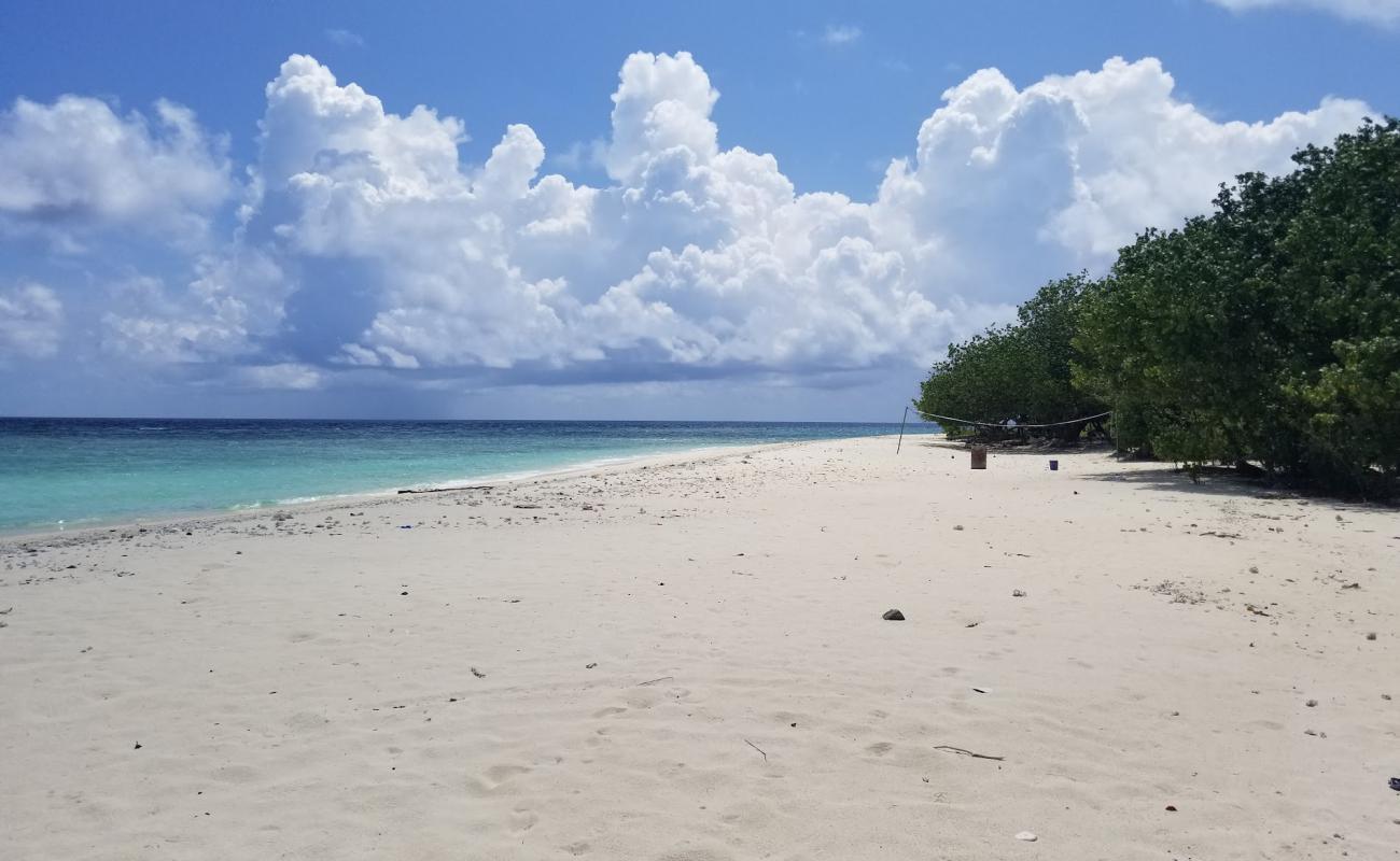 Фото Velidhoo Beach с белый песок поверхностью