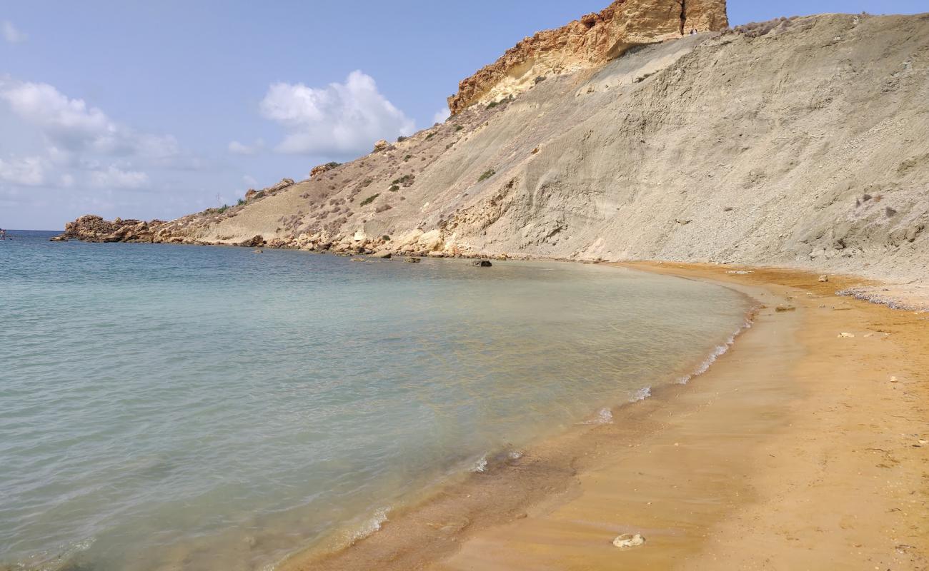 Фото Qarraba Bay с светлый песок поверхностью