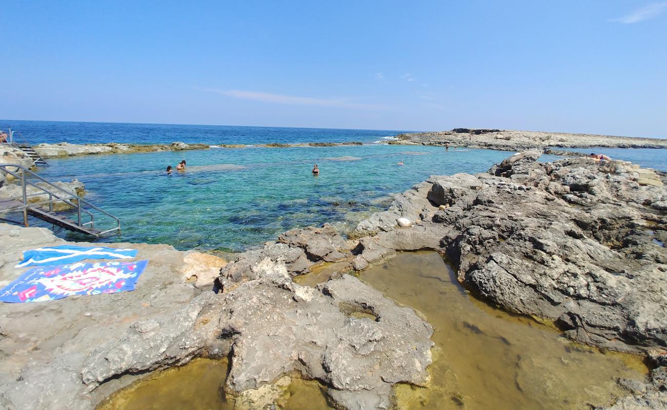 Фото Qawra Point Beach с камни поверхностью