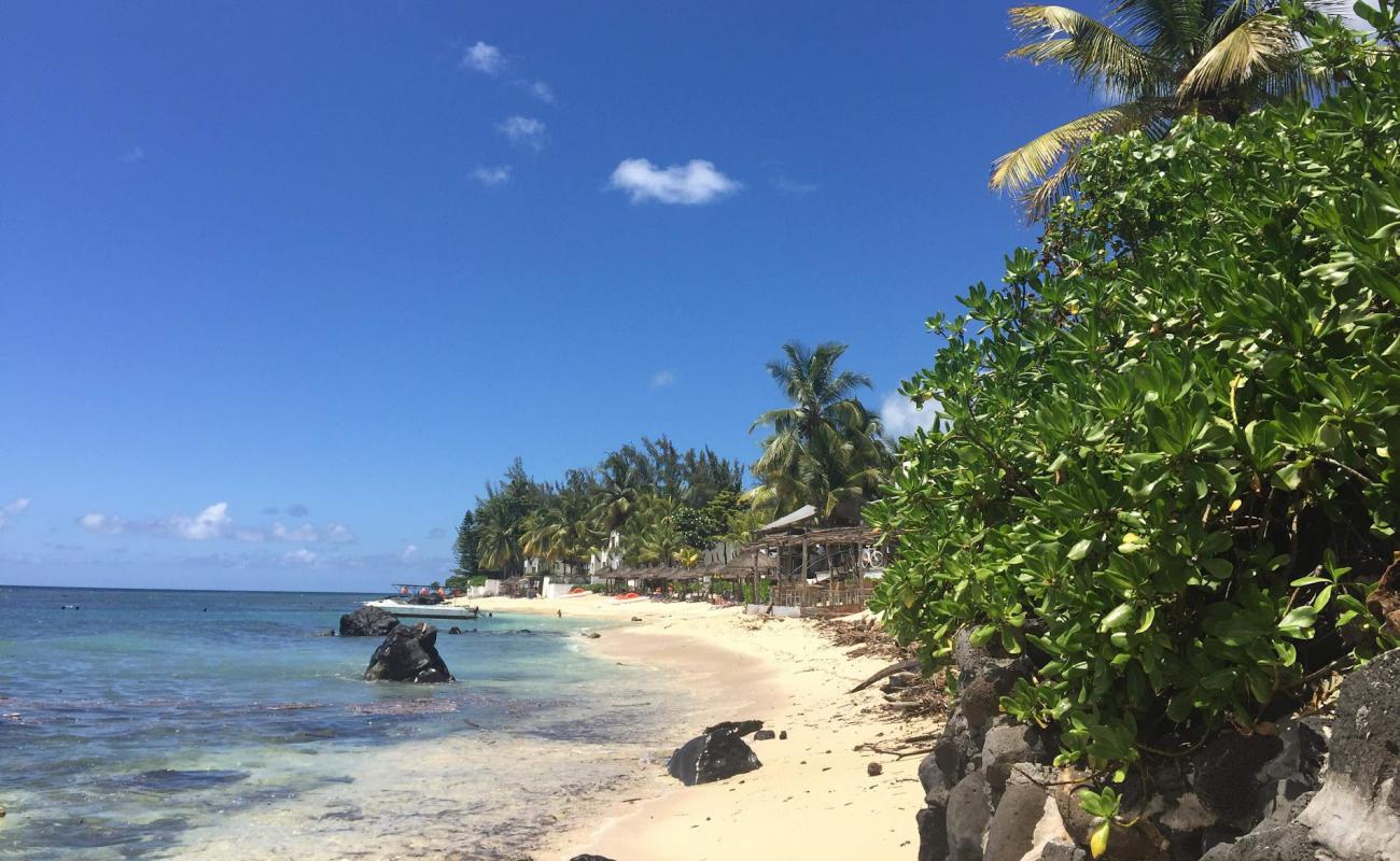 Фото Pointe Aux Piments Beach II с песок с галькой поверхностью