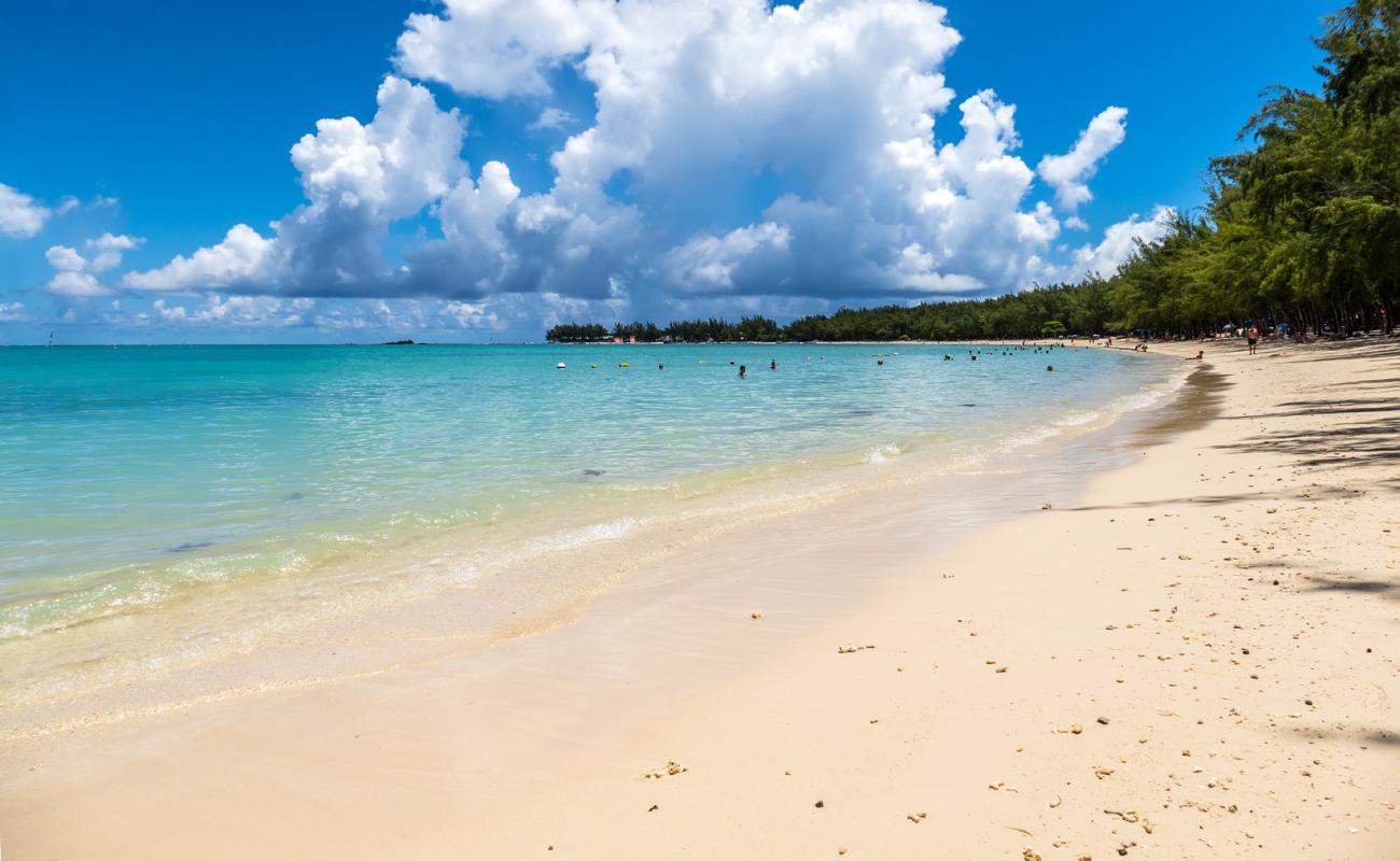 Фото Mont Choisy Beach с светлый песок поверхностью