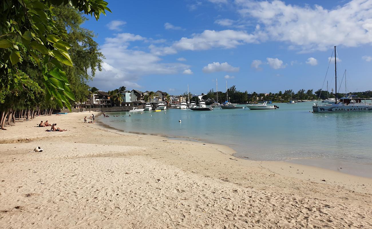 Фото Grand Baie Beach с светлый песок поверхностью