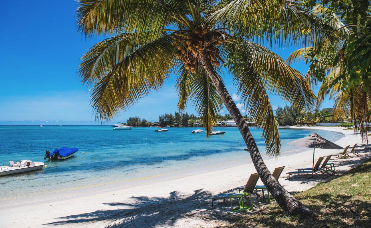 Фото CocoNuts Resot Beach с светлый песок поверхностью