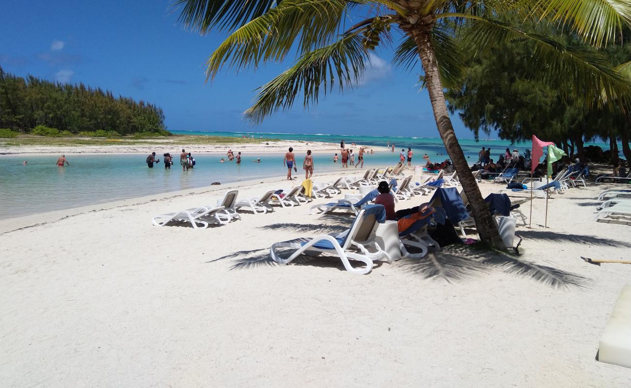 Фото Ile aux Cerfs Beach с белый песок поверхностью