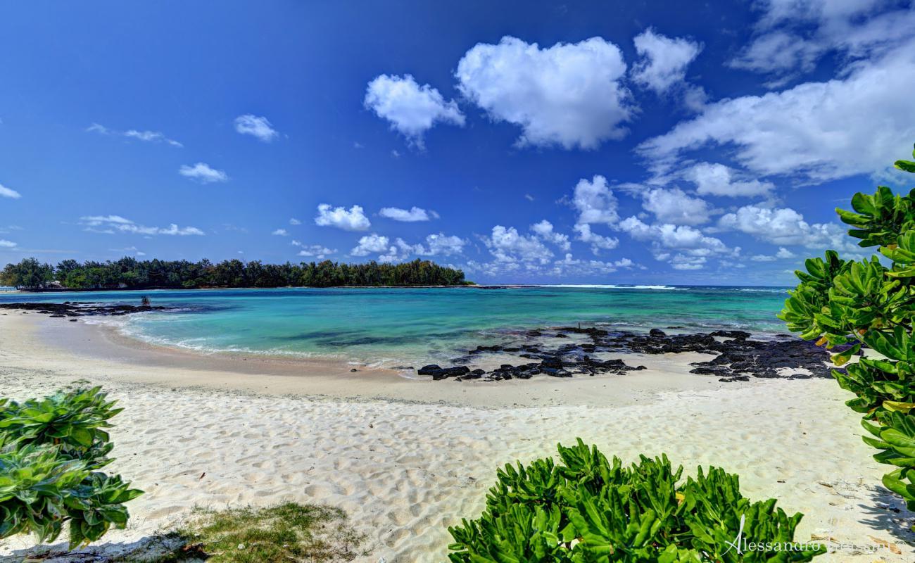 Фото Blue Bay Beach с белый песок поверхностью