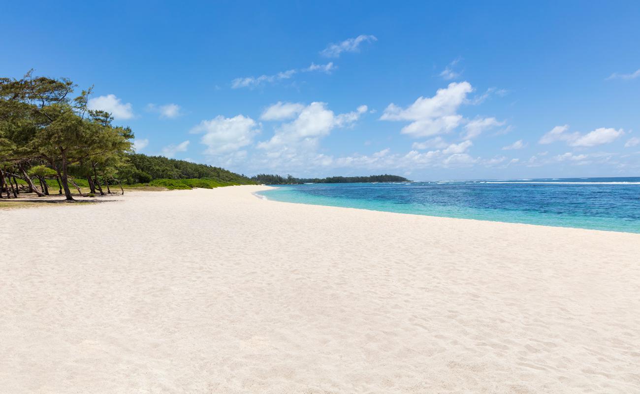 Фото La Cambuse Beach с светлый песок поверхностью