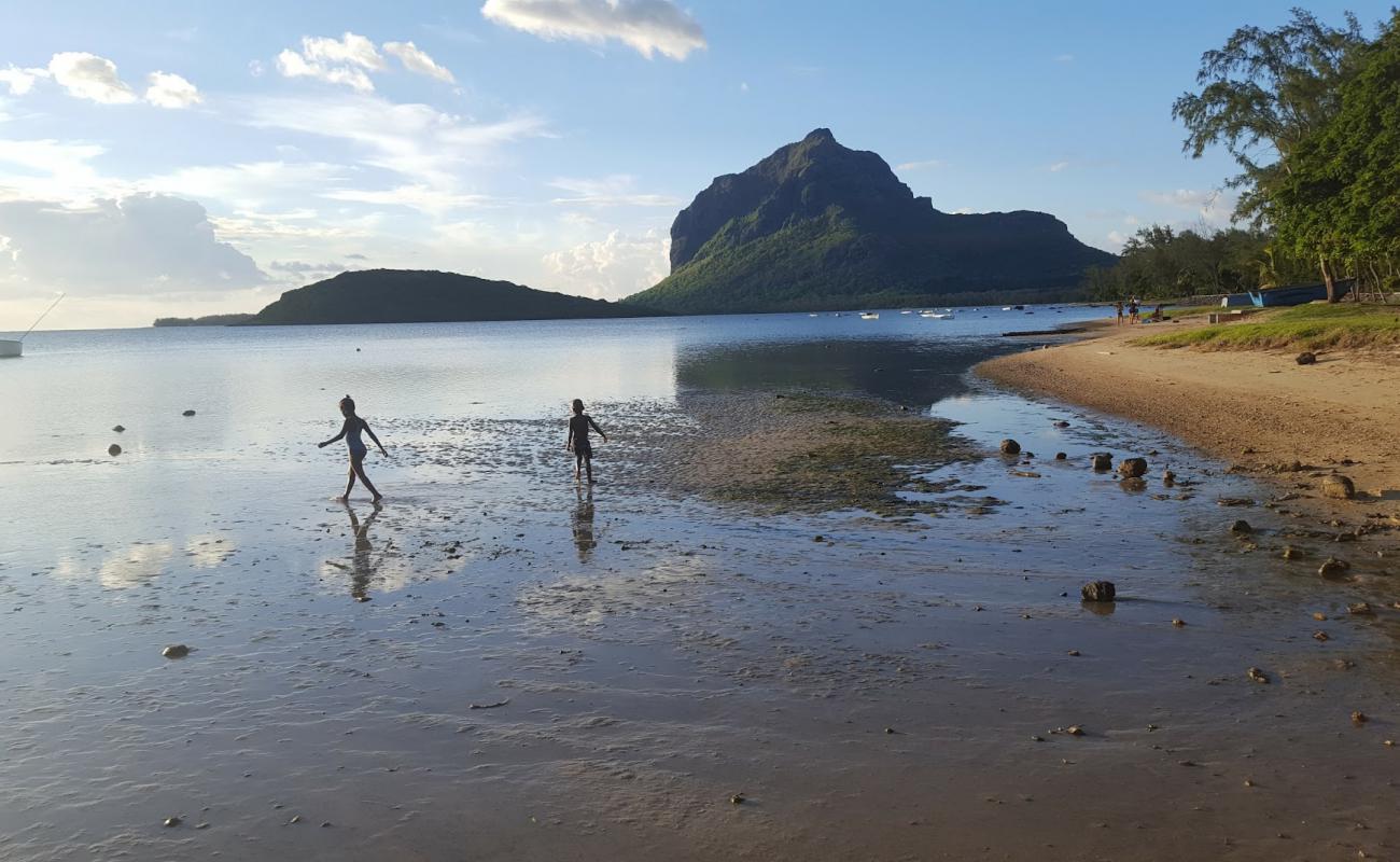 Фото Alamanda road Beach с светлый песок поверхностью