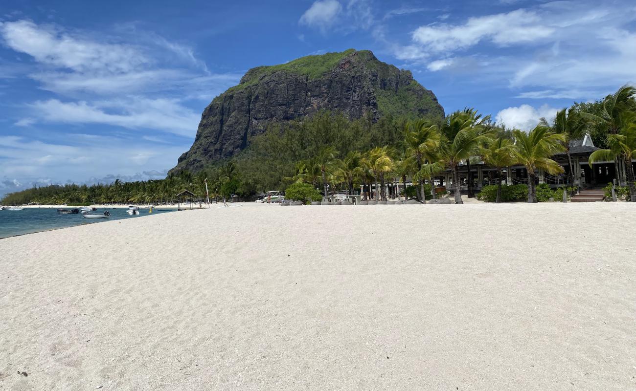 Фото Le Morne Beach с золотистый песок поверхностью