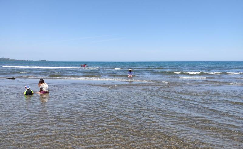 Фото Playa De Montepio с серый песок поверхностью