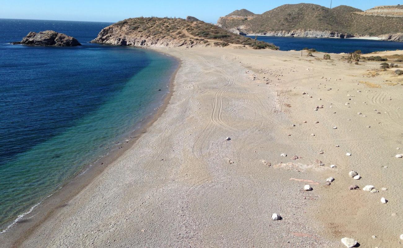 Фото Piedras Pintas beach с белая чистая галька поверхностью