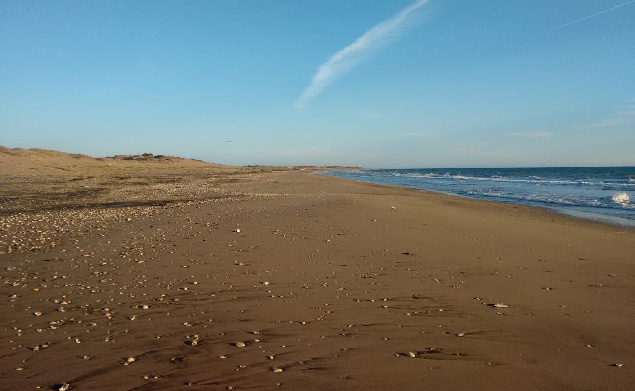 Фото El Siaric beach с серый песок поверхностью