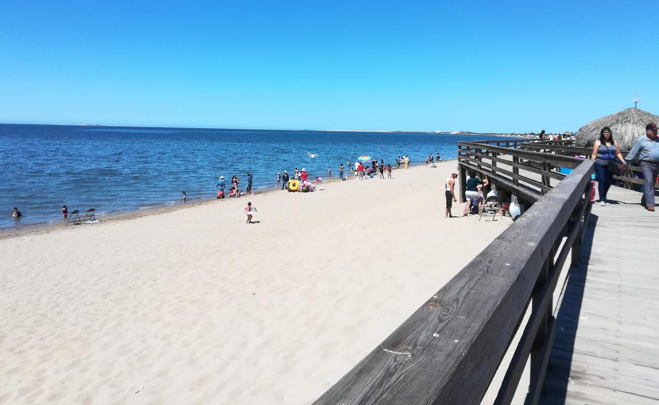 Фото El Maviri beach с светлый песок поверхностью