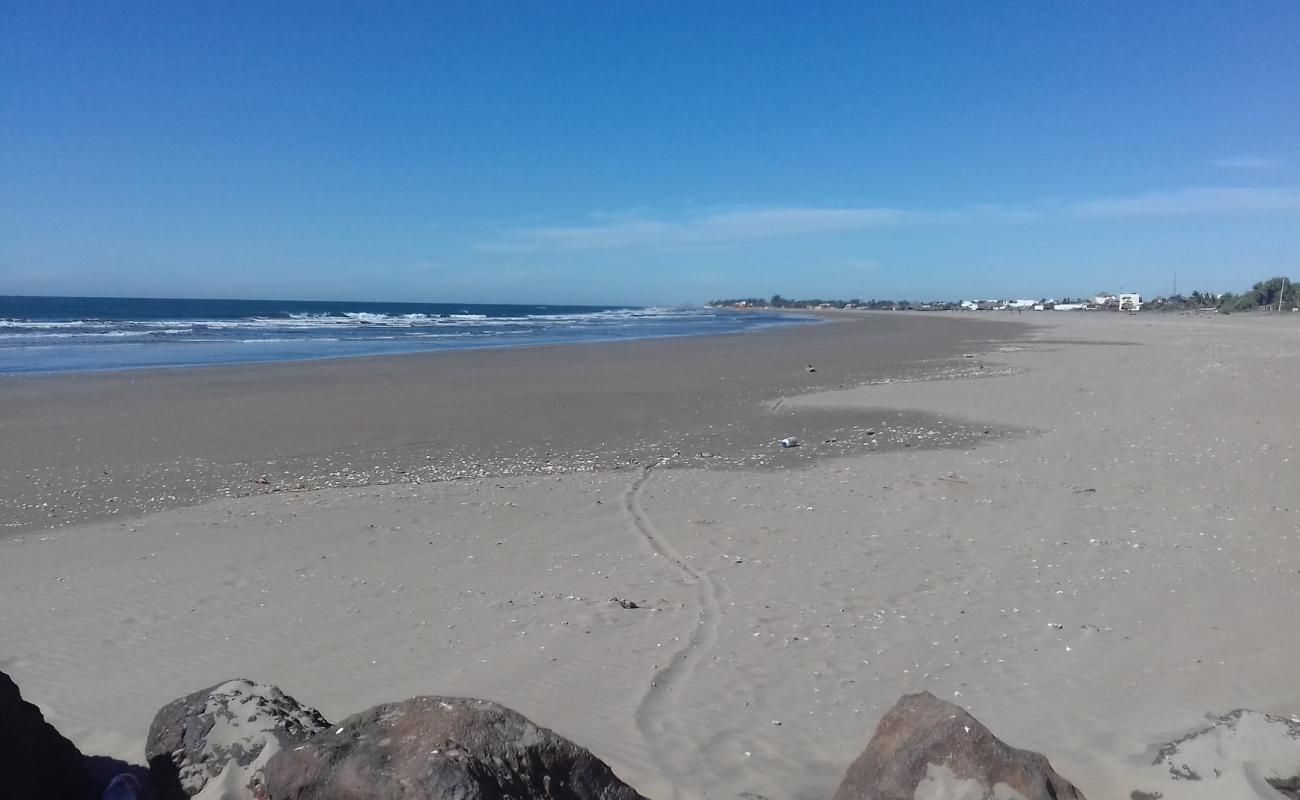 Фото Las Glorias beach с светлый песок поверхностью