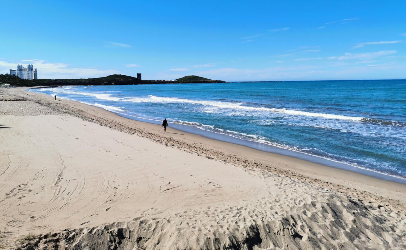 Фото La Escopama beach с светлый песок поверхностью