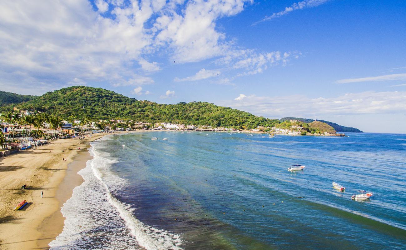 Фото Guayabitos beach с светлый песок поверхностью