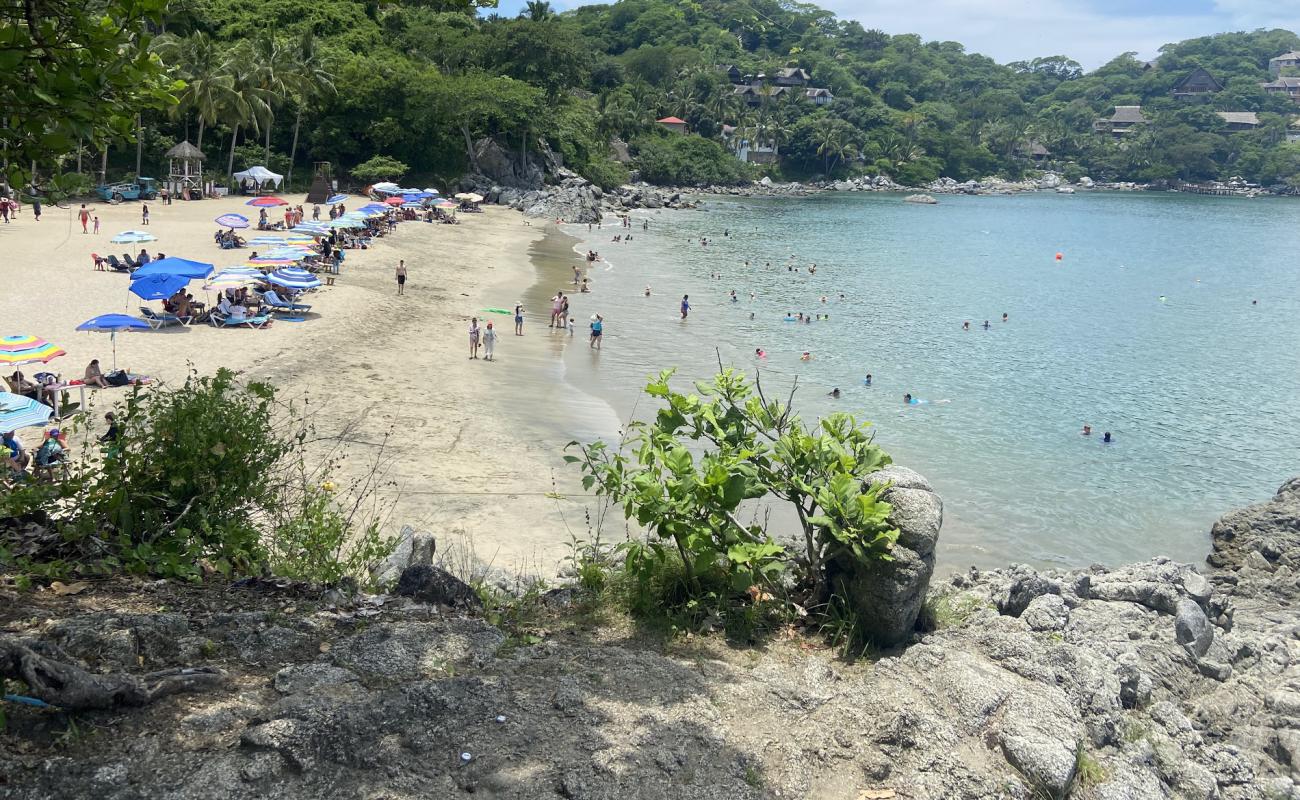 Фото Muertos beach с светлый песок поверхностью