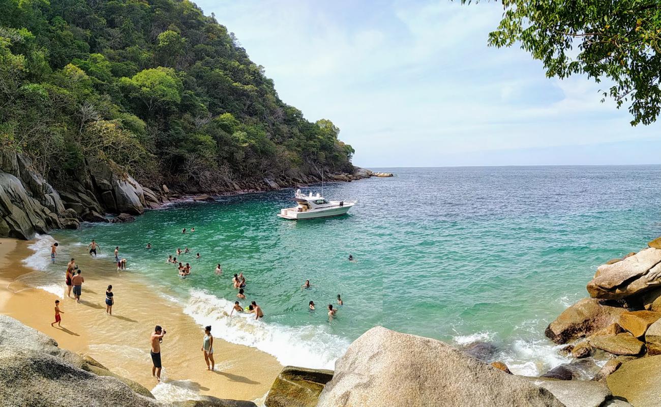 Фото Colomitos beach с золотистый песок поверхностью