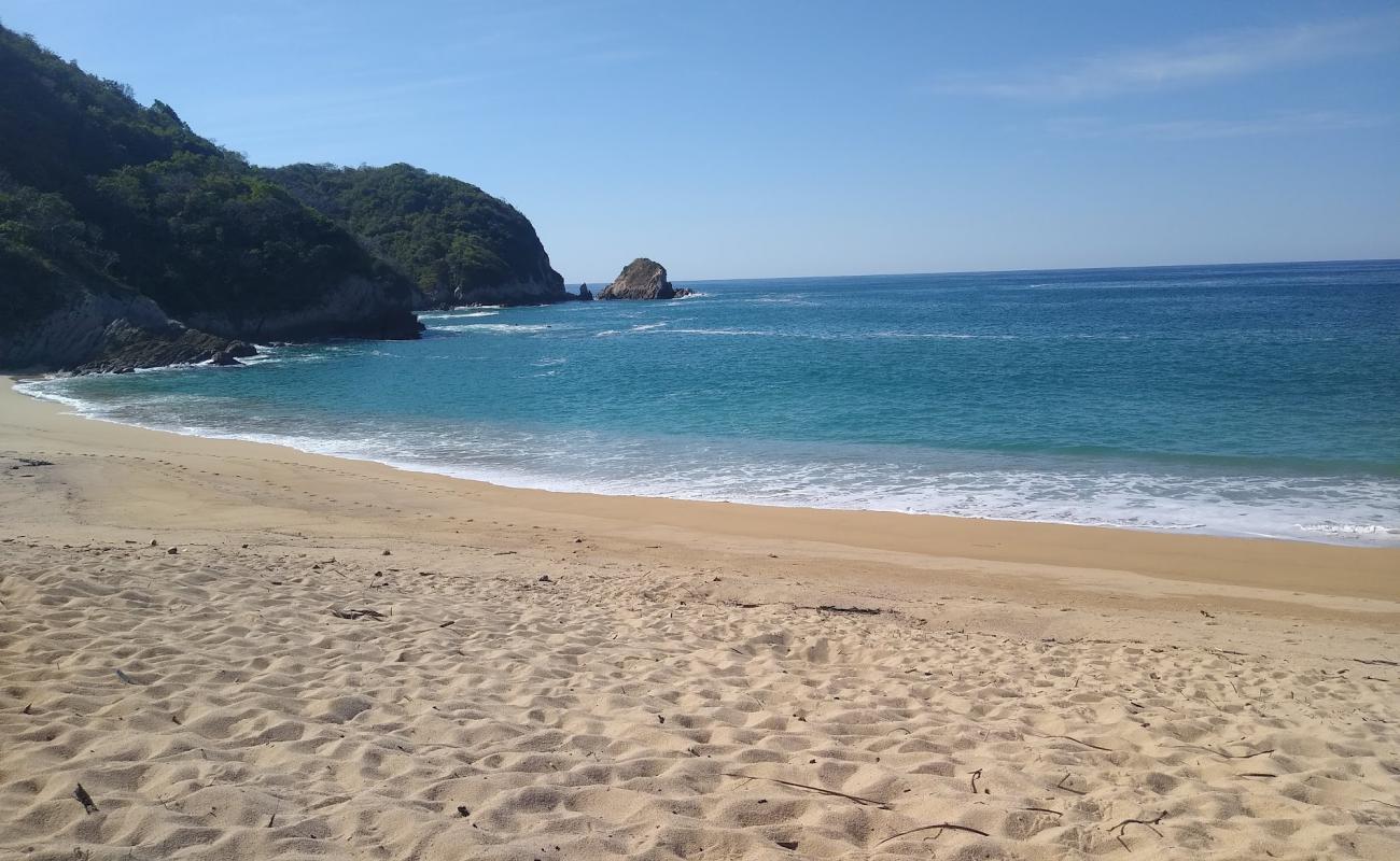 Фото Playa Maruata Viejo с светлый песок поверхностью