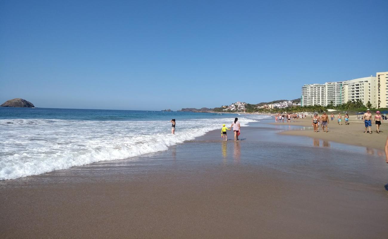 Фото Playa Las Escolleras с золотистый песок поверхностью