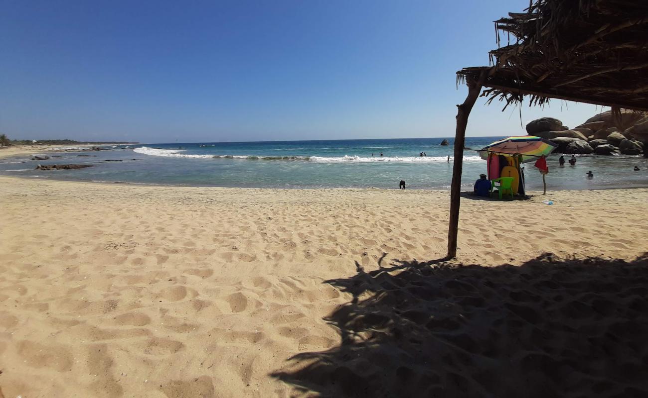 Фото Playa Las Gaviotas с светлый песок поверхностью