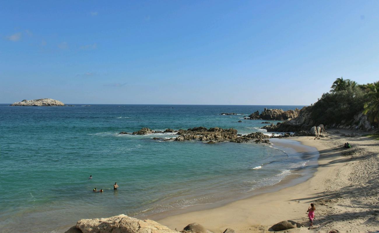 Фото Playa Roca Blanca с золотистый песок поверхностью