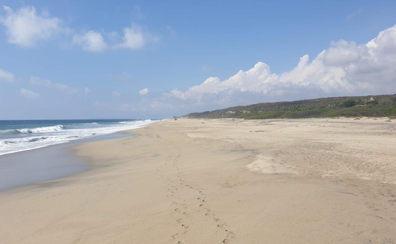 Фото Playa Guaya с золотистый песок поверхностью