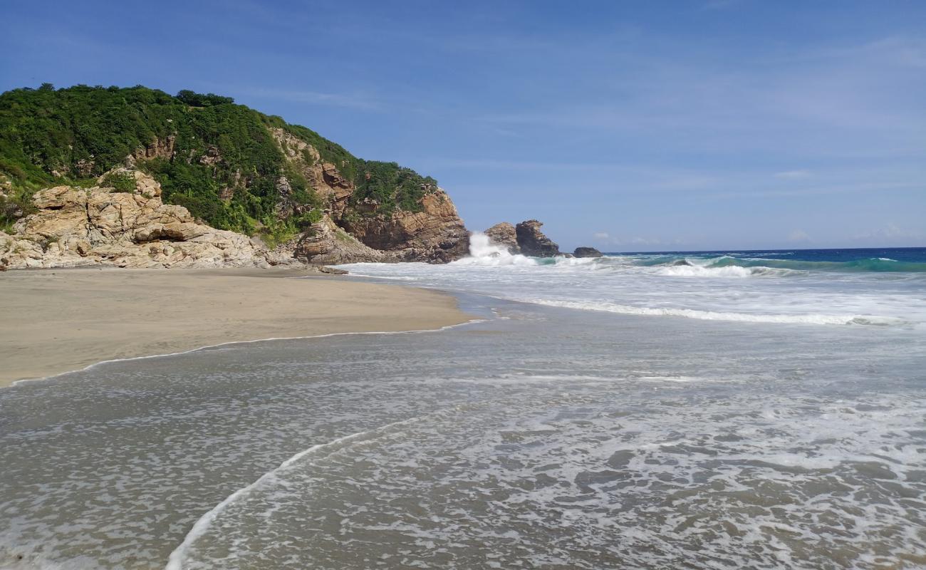 Фото Playa La Ventanilla с серый чистый песок поверхностью