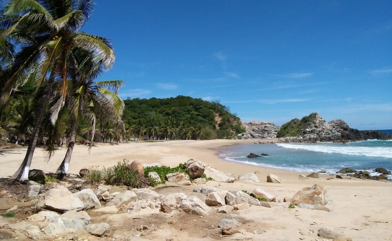 Фото Tembo beach с золотистый песок поверхностью