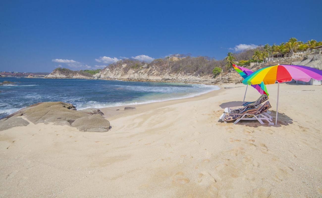 Фото Tangolunda beach IV с золотистый песок поверхностью