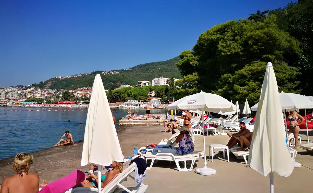 Фото Topla beach с бетон поверхностью