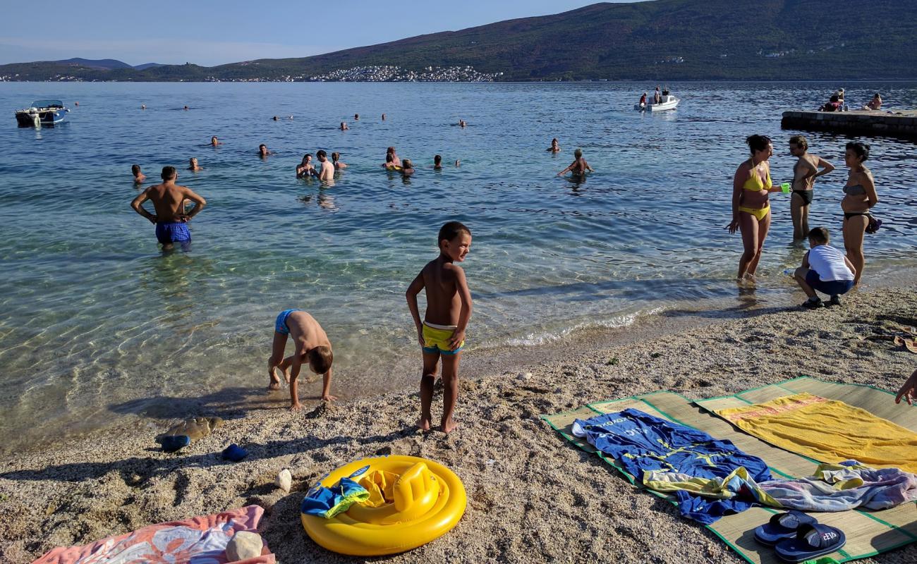 Фото Plazha Jedro с белая чистая галька поверхностью