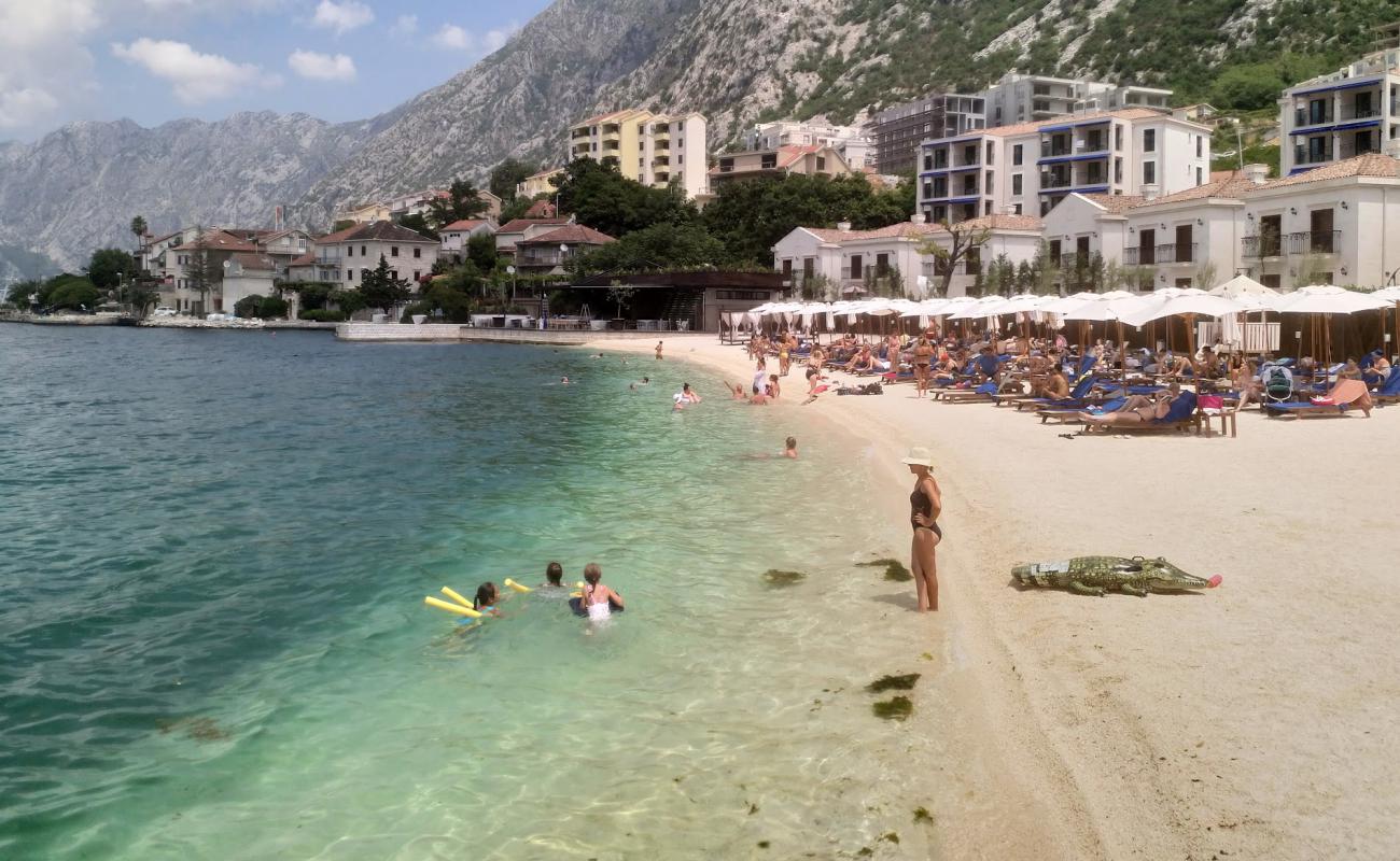 Фото Huma Kotor beach с светлый песок поверхностью