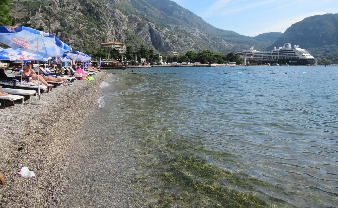 Фото Kotor beach с белая чистая галька поверхностью