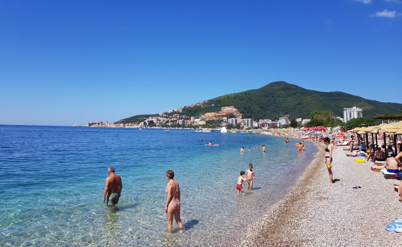 Фото Budva beach с белая чистая галька поверхностью