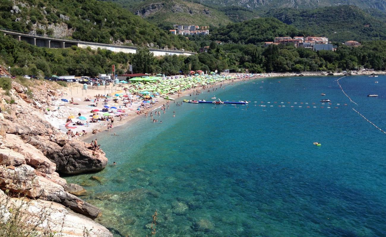 Фото Kamenovo beach с белая чистая галька поверхностью