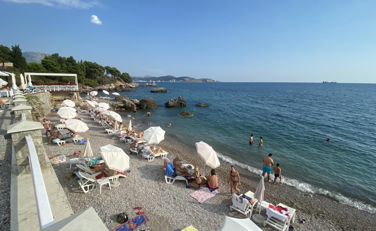 Фото Wild beach с серая чистая галька поверхностью