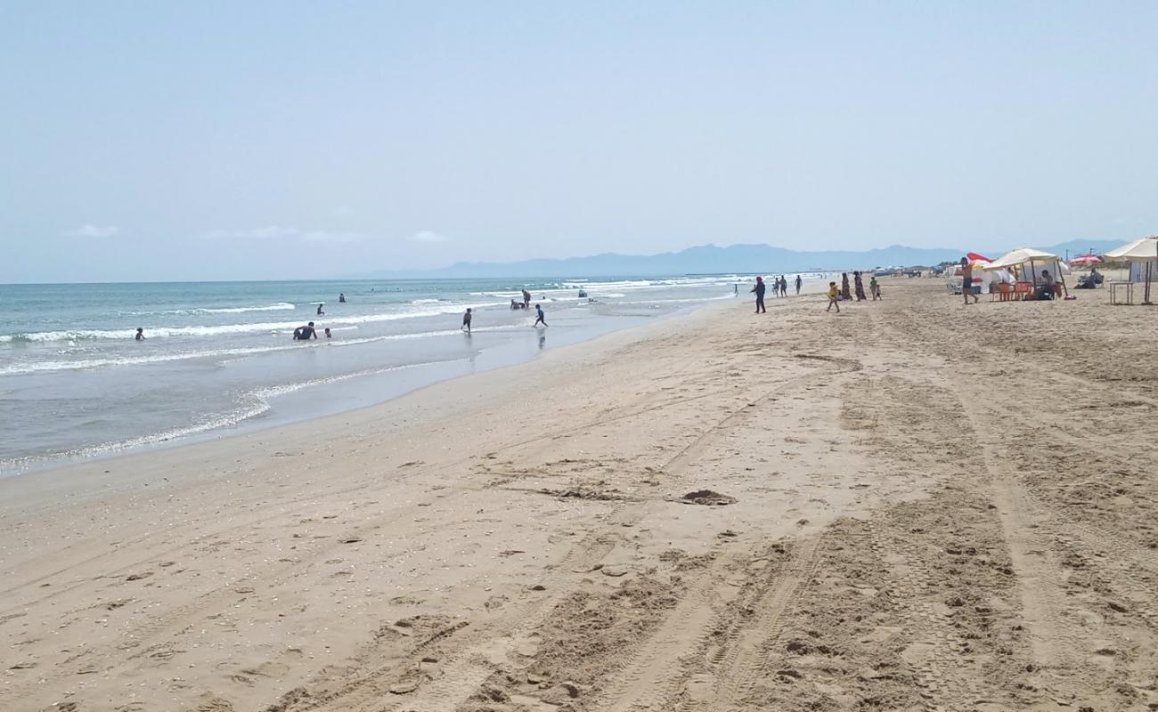 Фото Plage Boukhana с светлый песок поверхностью