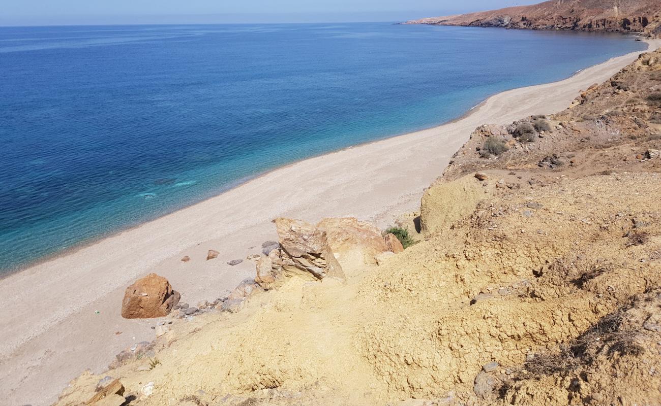 Фото Boukhizzou beach с белая чистая галька поверхностью