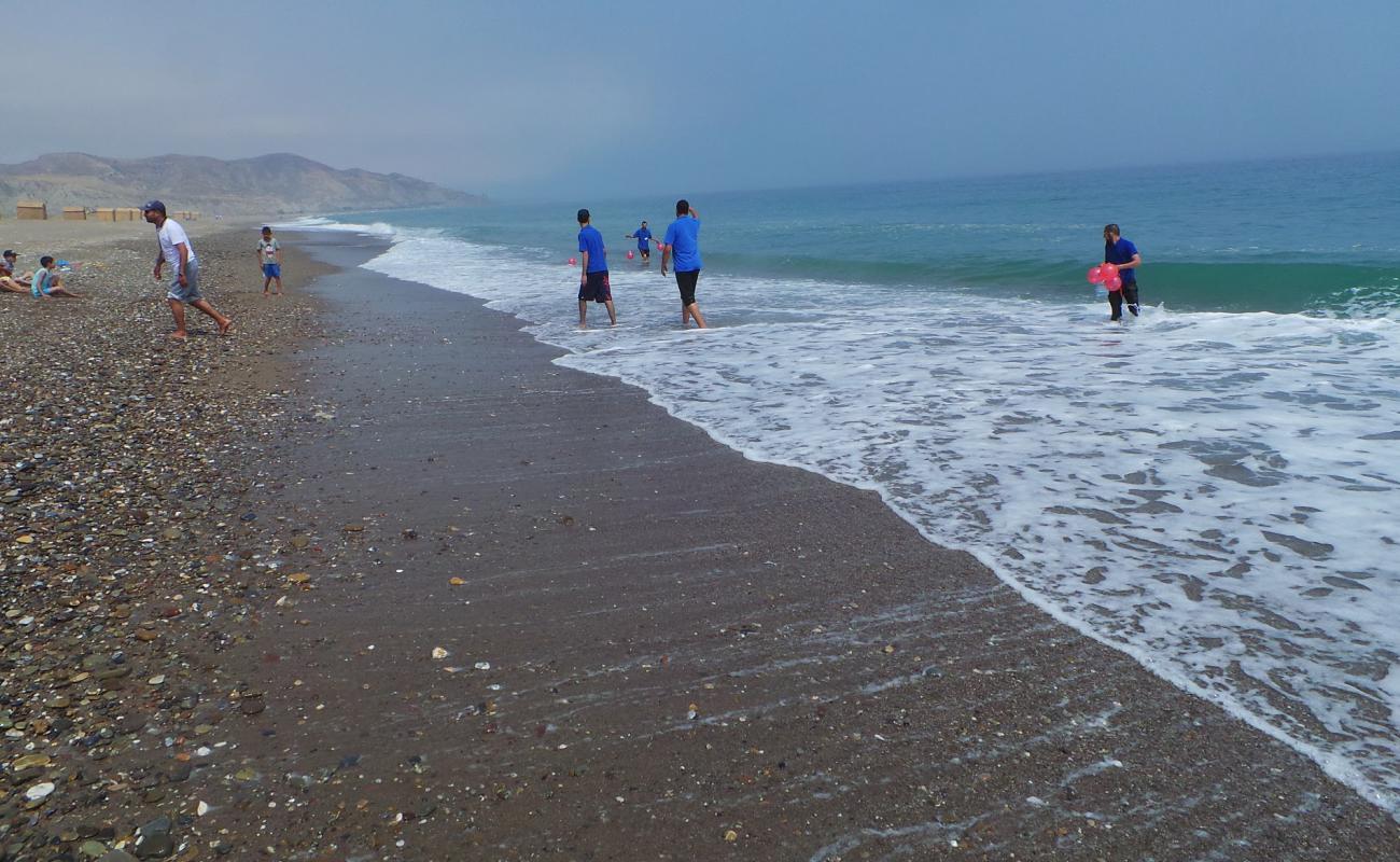 Фото Plage Sidi Driss с песок с галькой поверхностью