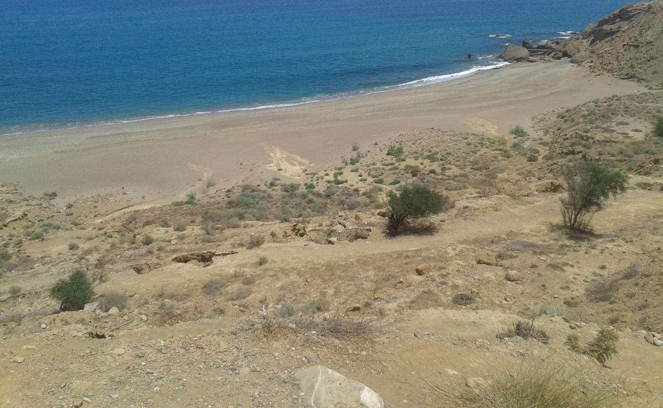 Фото Plage de Sidi Driss с песок с галькой поверхностью