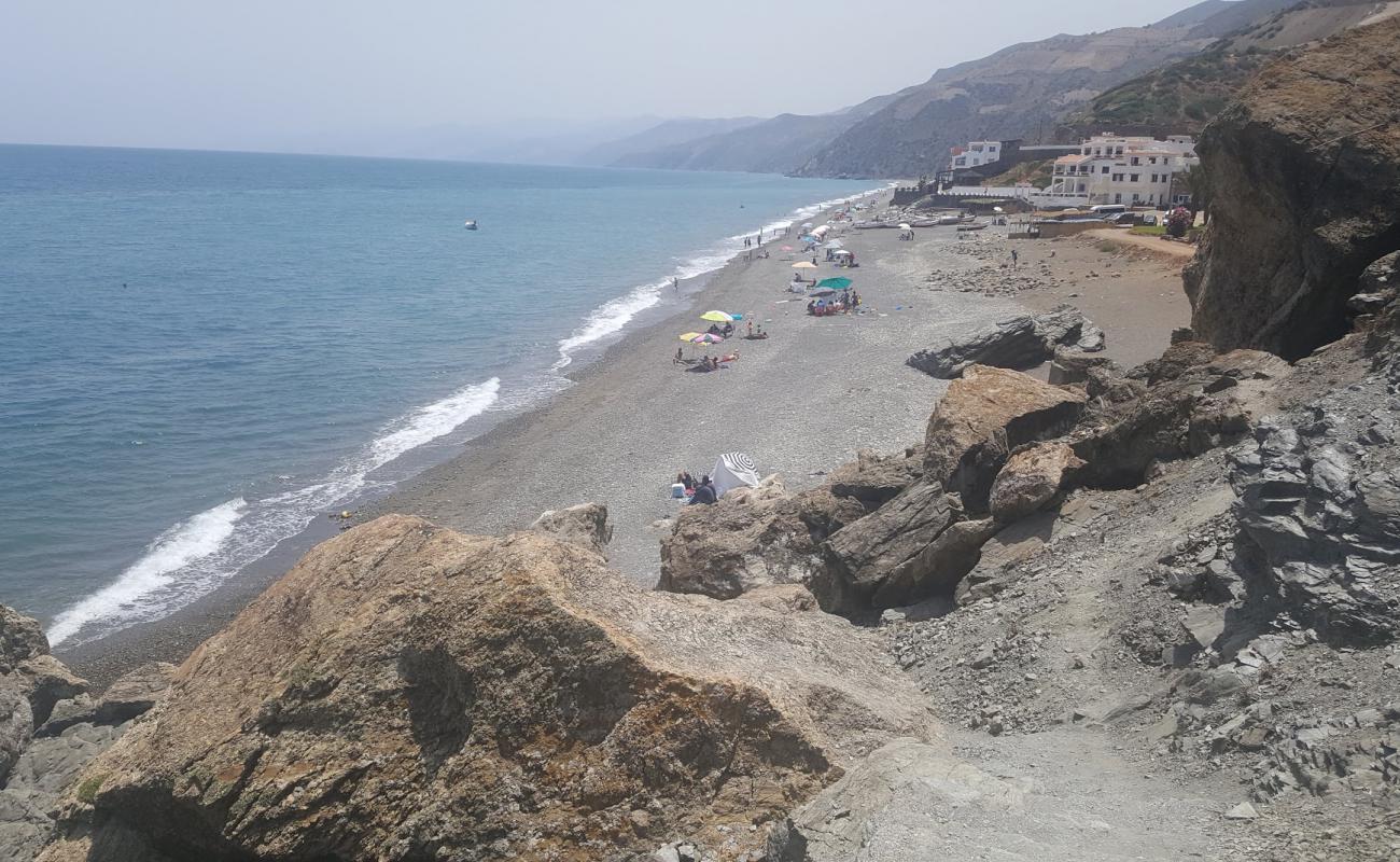 Фото Plage Jnanich с серая галька поверхностью