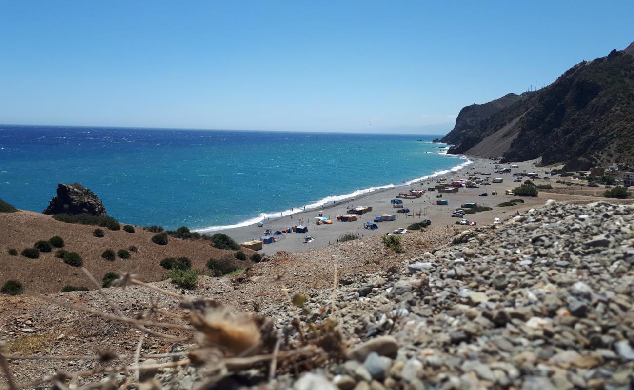 Фото Plage Beni Baroun с серая чистая галька поверхностью