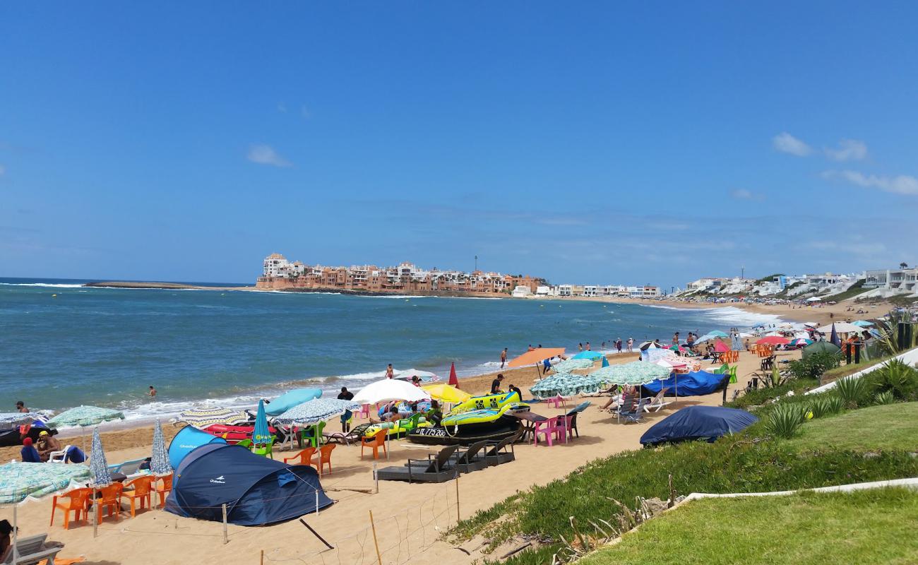 Фото Plage Bouznika с золотистый песок поверхностью