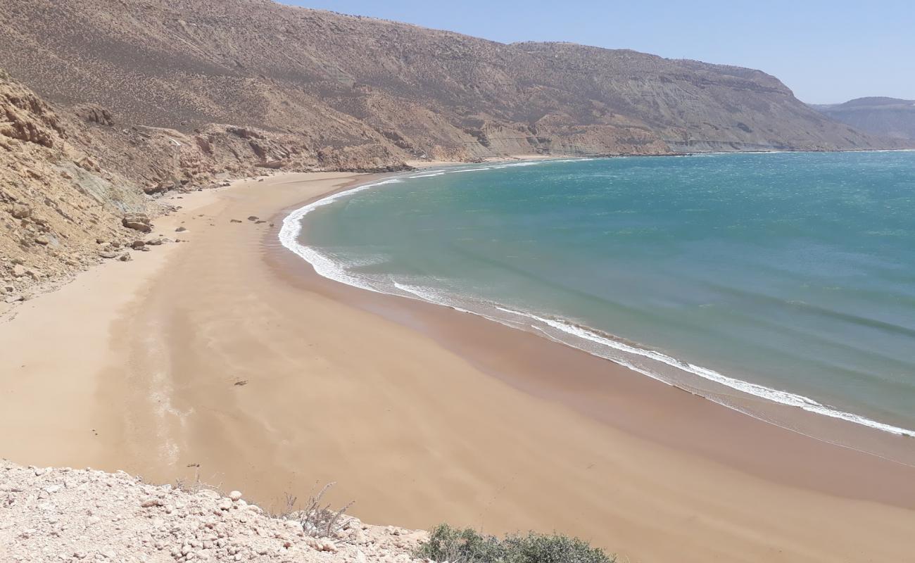 Фото Plage d'Imsouane 2 с темный чистый песок поверхностью