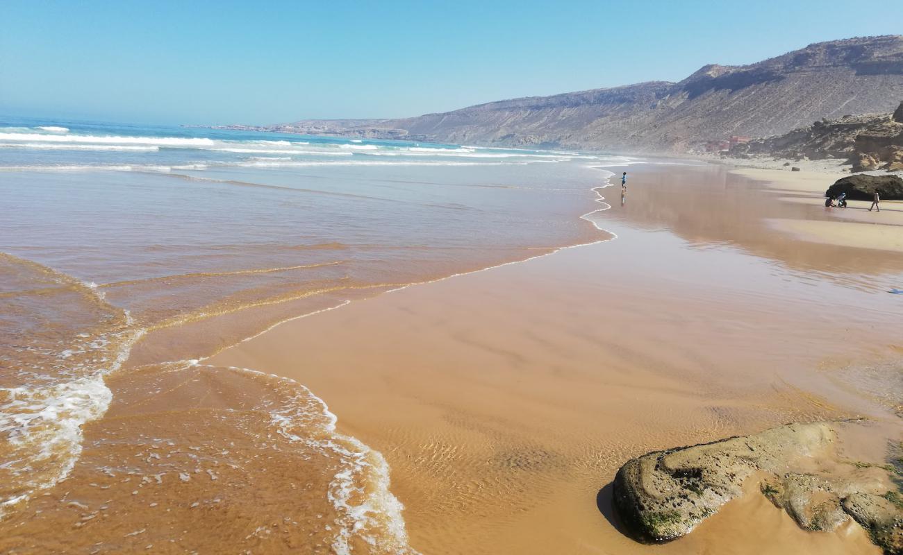 Фото Plage Tildi с темный песок поверхностью