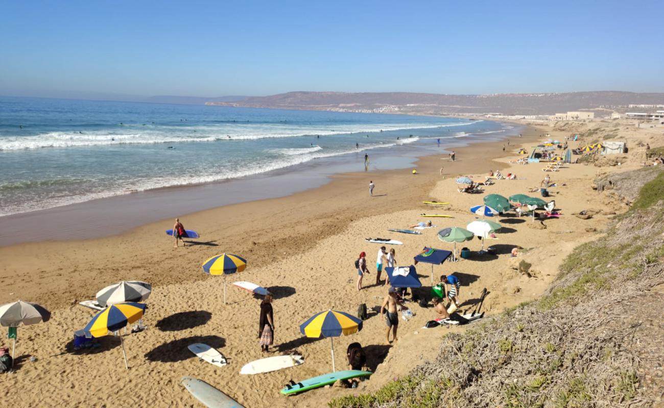 Фото Plage Taghazout с золотистый песок поверхностью