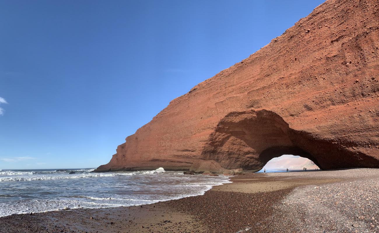 Фото Legzira Beach с светлый песок поверхностью