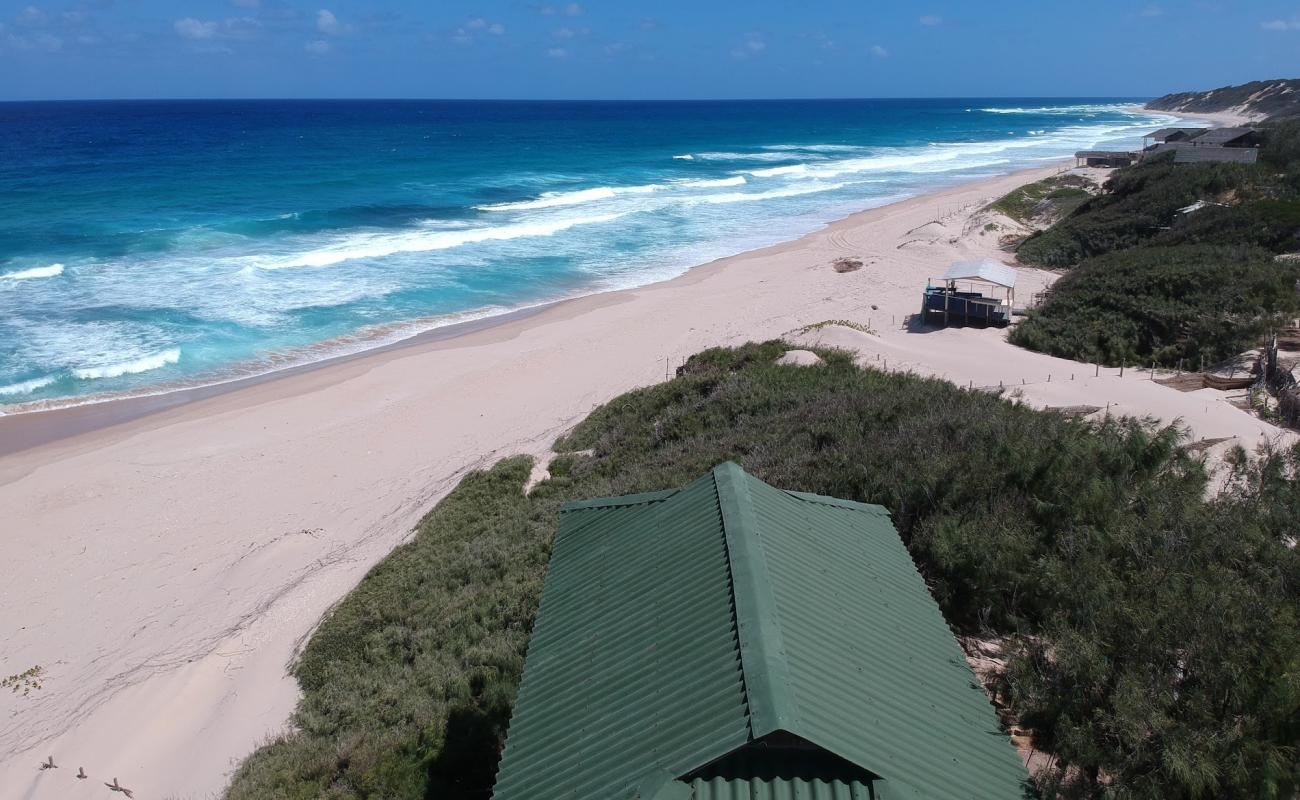 Фото Pomene Beach с светлый песок поверхностью